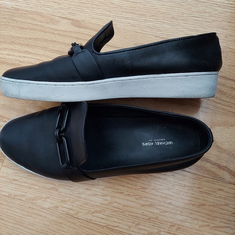 MICHAEL KORS LADIES SZ 9 BLACK LEATHER SNEAKER WITH BLACK CHAIN LINK